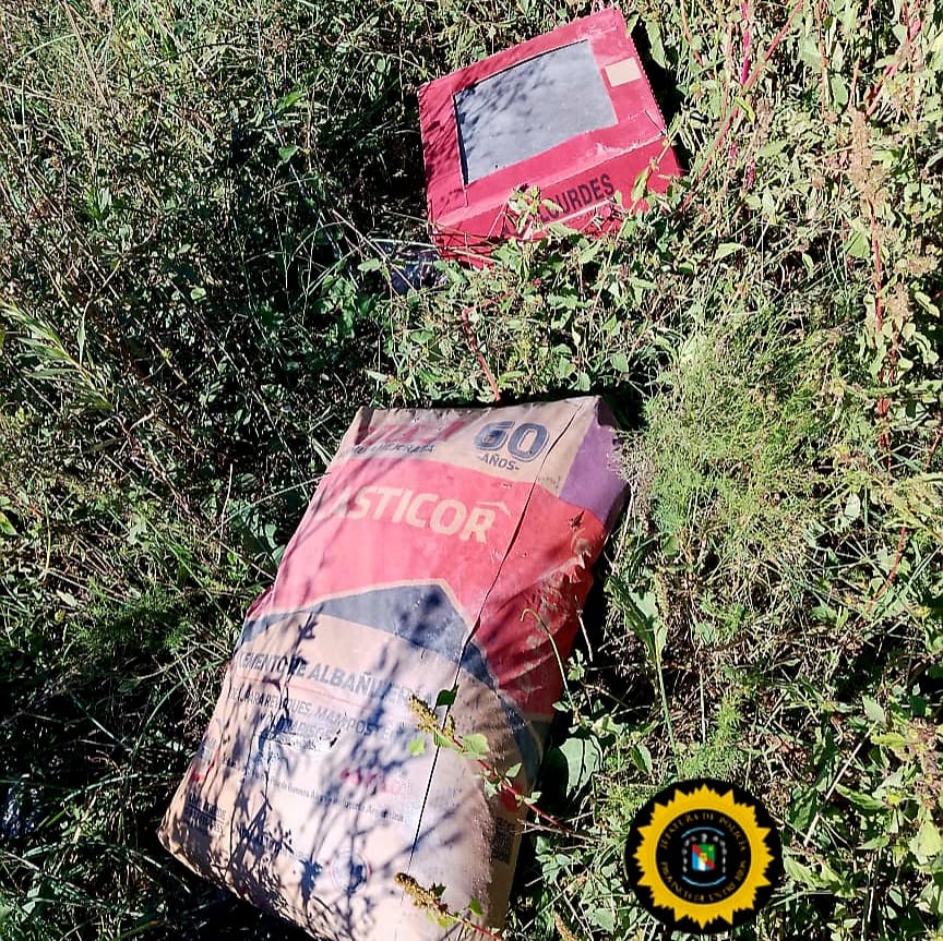 Hallan bolsa de cemento y caja de cerámicos abandonadas en Santa Elena
